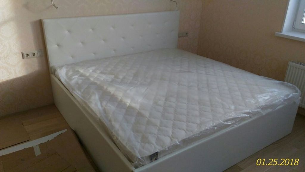 Белая кровать с небольшим изголовьем