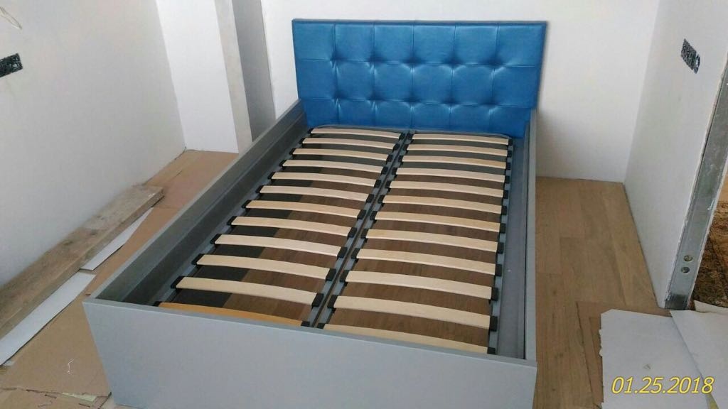 Полуторная кровать с синим изголовьем