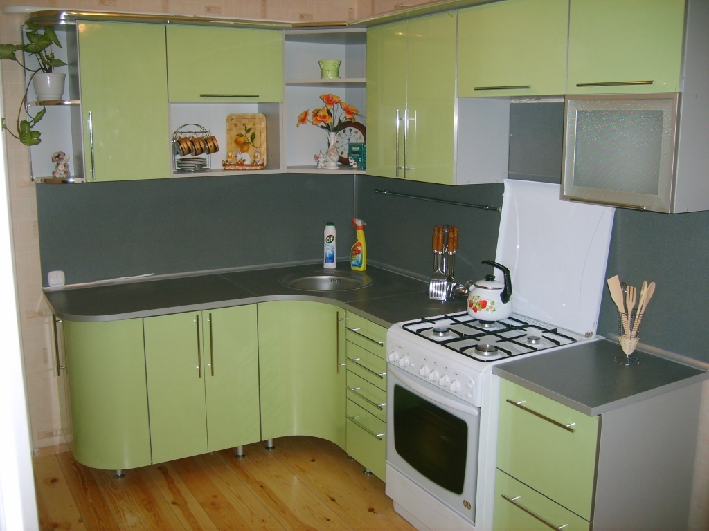 Салатовая кухня с радиусными фасадами ПВХ