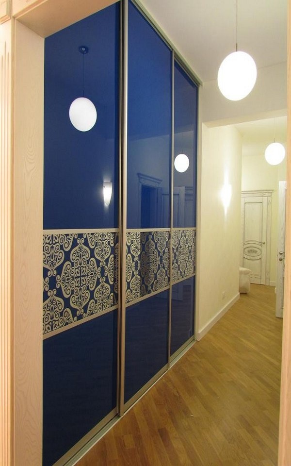 Раздвижные двери с синим стеклом и орнаментом