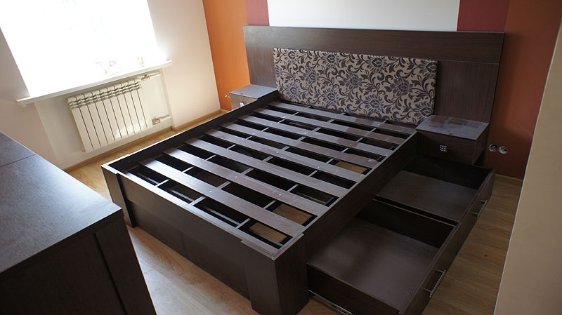 Кровать с встроенными тумбами и выдвижными ящиками